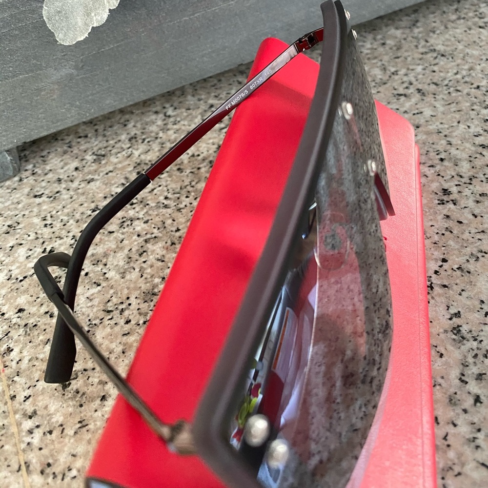 Sunglasses Fendi new collection - Picture 2 of 4